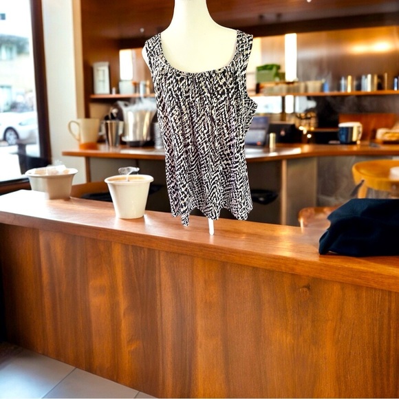 Avenue Black and White Sleeveless Blouse with Metal Accents Size 18/20 NWT - Picture 1 of 11